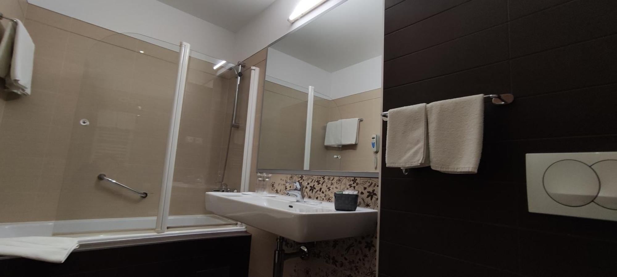 Hotel Lipa พอสติรา ภายนอก รูปภาพ