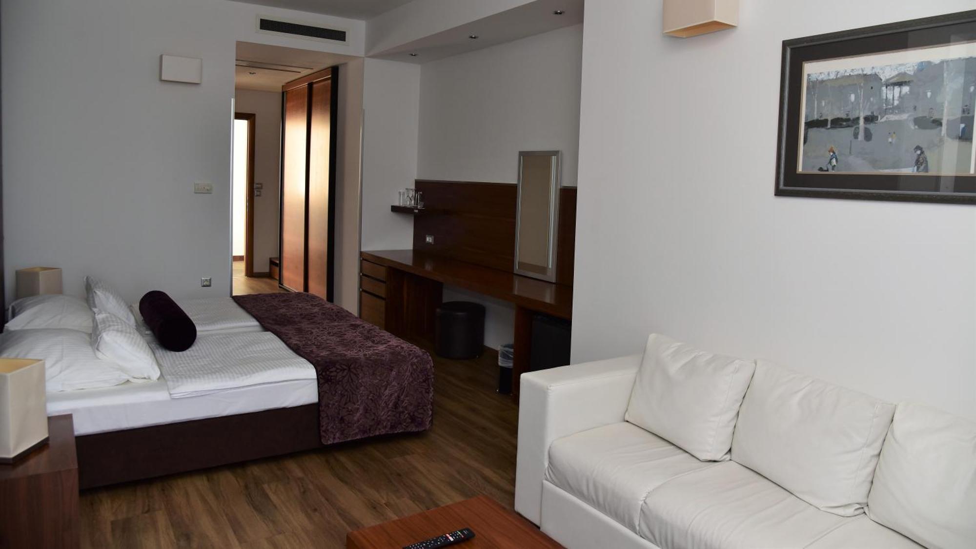 Hotel Lipa พอสติรา ภายนอก รูปภาพ