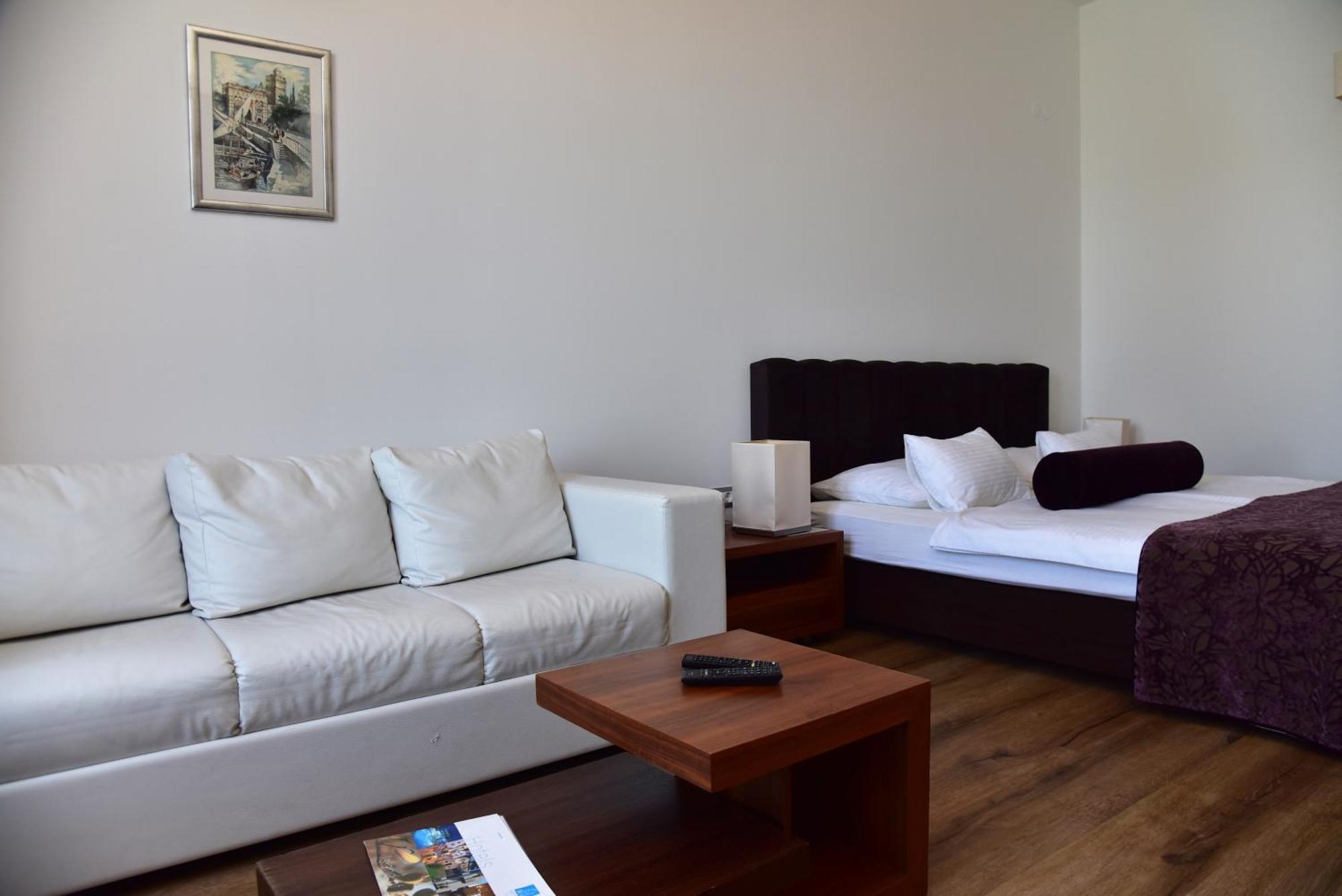 Hotel Lipa พอสติรา ภายนอก รูปภาพ