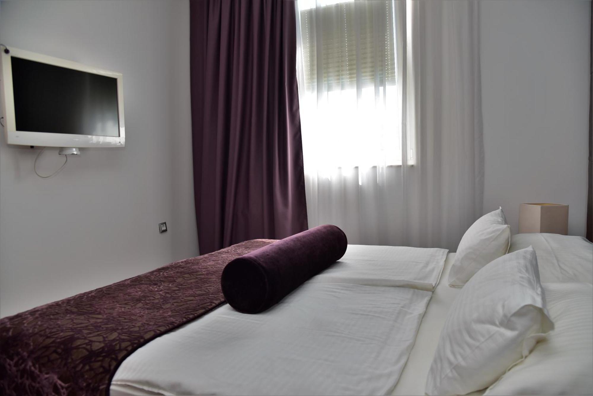 Hotel Lipa พอสติรา ภายนอก รูปภาพ