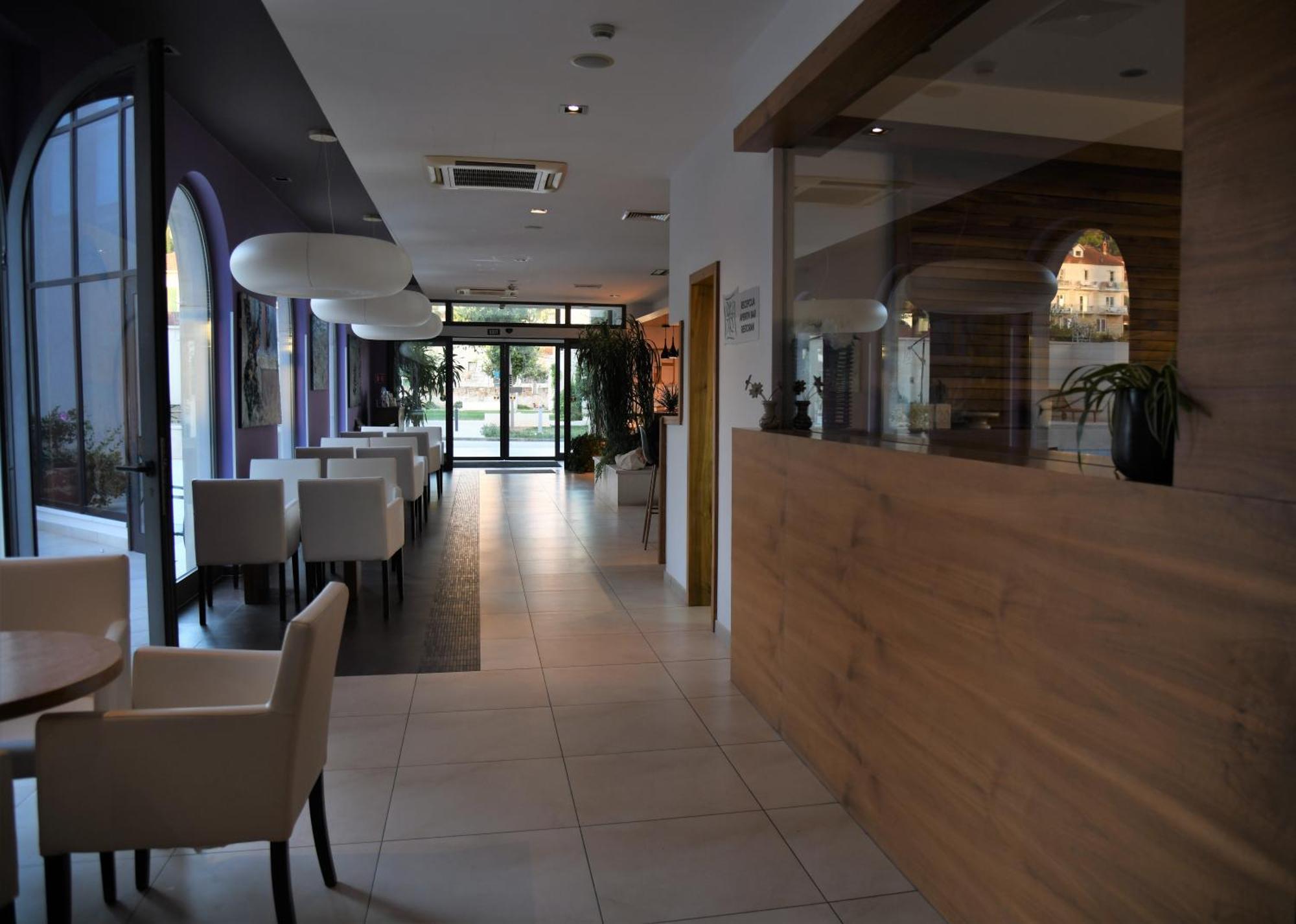 Hotel Lipa พอสติรา ภายนอก รูปภาพ